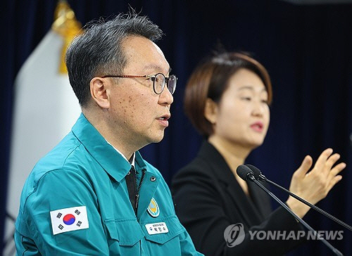 중앙재난안전대책본부 제1총괄조정관인 박민수 보건복지부 2차관이 3일 오전 정부서울청사에서 의사 집단행동 중앙재난안전대책본부 브리핑을 하고 있다. [연합뉴스]